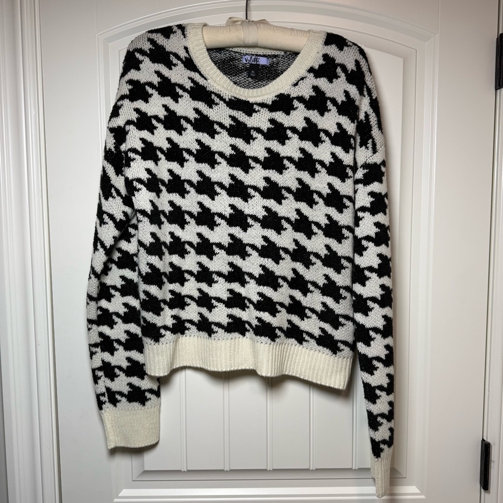 Vylette Oversized Black and White Crew Neck Sweater